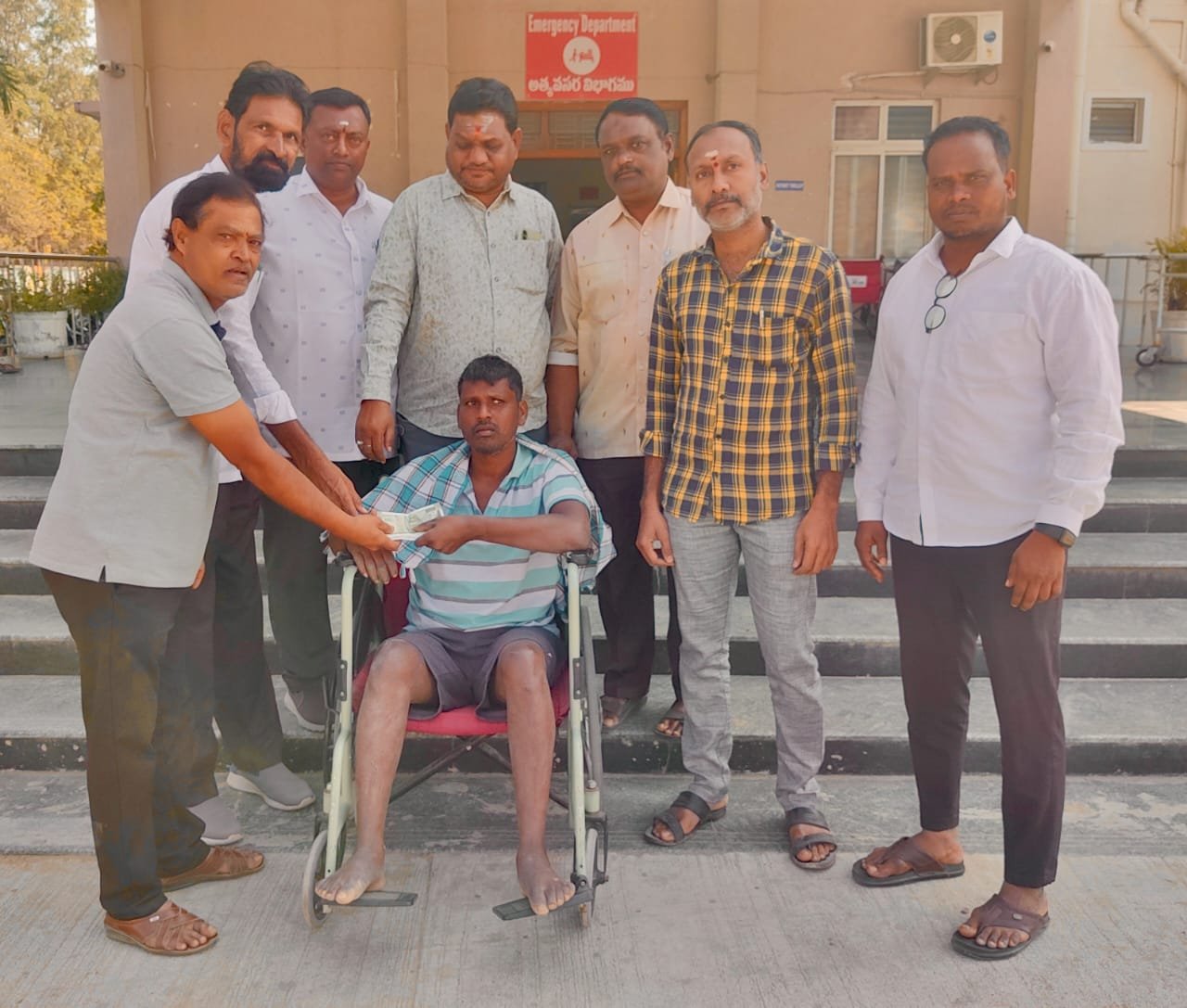 బాధితునికి మెరుగైన వైద్యం కోసం 10వేల ఆర్థికసాయం అందజేత   వేములవాడ చారిటబుల్ ట్రస్ట్